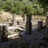 ...formata da numerose colonne che escono dal terreno